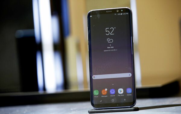 Более того, линейка Galaxy S8 стала первым устройством компании с поддержкой голосового ассистента Bixby - Sputnik Кыргызстан