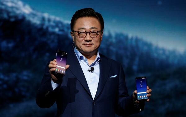 В Нью-Йорке компания Samsung официально презентовала новые смартфоны Galaxy S8 и S8 Plus - Sputnik Кыргызстан