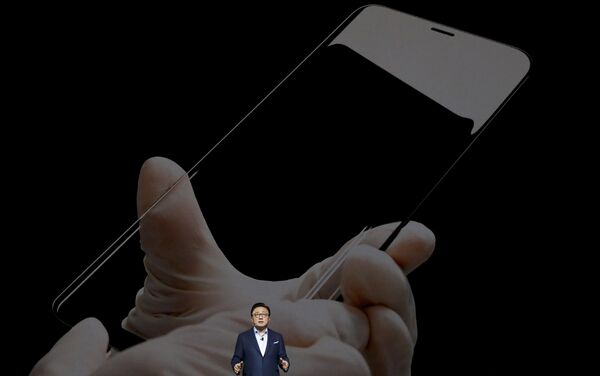 Давно ожидаемые флагманы южнокорейской компании получили ряд полезных функций, среди которых разблокировка телефона с помощью лицевого распознавания - Sputnik Кыргызстан