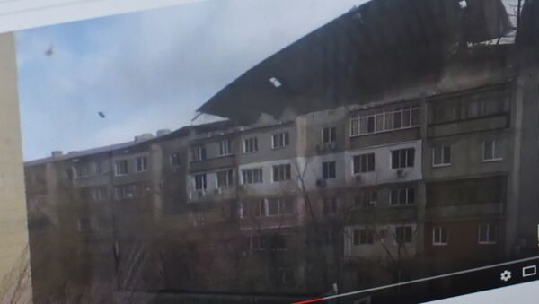 Ветер сносит крышу многоэтажного дома в Атырауской области Казахстана, фото с сайта Youtube пользователя Azta - Sputnik Кыргызстан