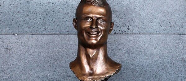 Футболчу Криштиану Роналдунун Мадейра аэропортуна коюлган бюсту - Sputnik Кыргызстан