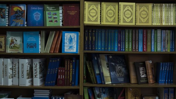 Книги на полке. Архивное фото - Sputnik Кыргызстан