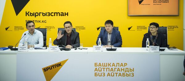 Справа налево: общественный совет Министерства образования и науки КР — Омуркулова Чинара; общественный совет Министерства финансов КР — Сатыбеков Бакытбек; общественный совет Министерства здравоохранения КР — Султангазиев Айбар; Координационный совет общественных советов — Кубатбеков Канат на пресс-конференции Члены ОНС о коррупционных схемах в госорганах в мультимедийном центре Sputnik Кыргызстан - Sputnik Кыргызстан