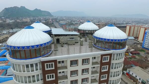 На крыше многоэтажки в Оше поставили юрты — аэросъемка - Sputnik Кыргызстан