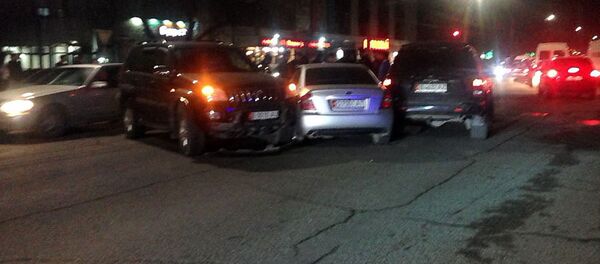 Столкновение машин у парка Ата-Турк в Бишкеке - Sputnik Кыргызстан