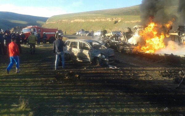 Обе машины загорелись, в результате погибли три пассажира малолитражки — две женщины и мужчина. - Sputnik Кыргызстан