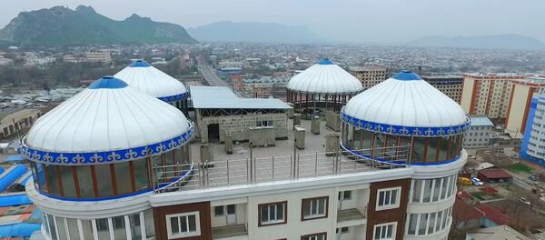 Оштогу көп кабаттуу үйдүн чатырына боз үй тигилди. Асмандан көрүнүшү - Sputnik Кыргызстан