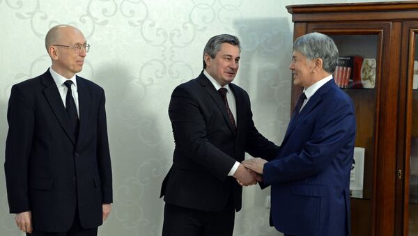 Президент Алмазбек Атамбаев принял Посла Беларуси в Кыргызстане Виктора Денисенко - Sputnik Кыргызстан