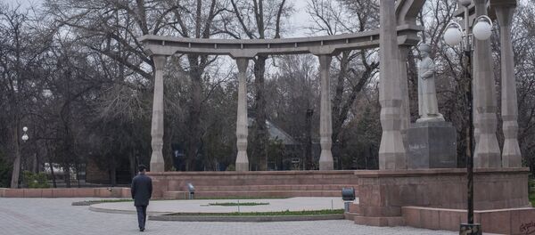 Житель столицы у памятника Курманжан-Датки в Бишкеке. Архивное фото - Sputnik Кыргызстан