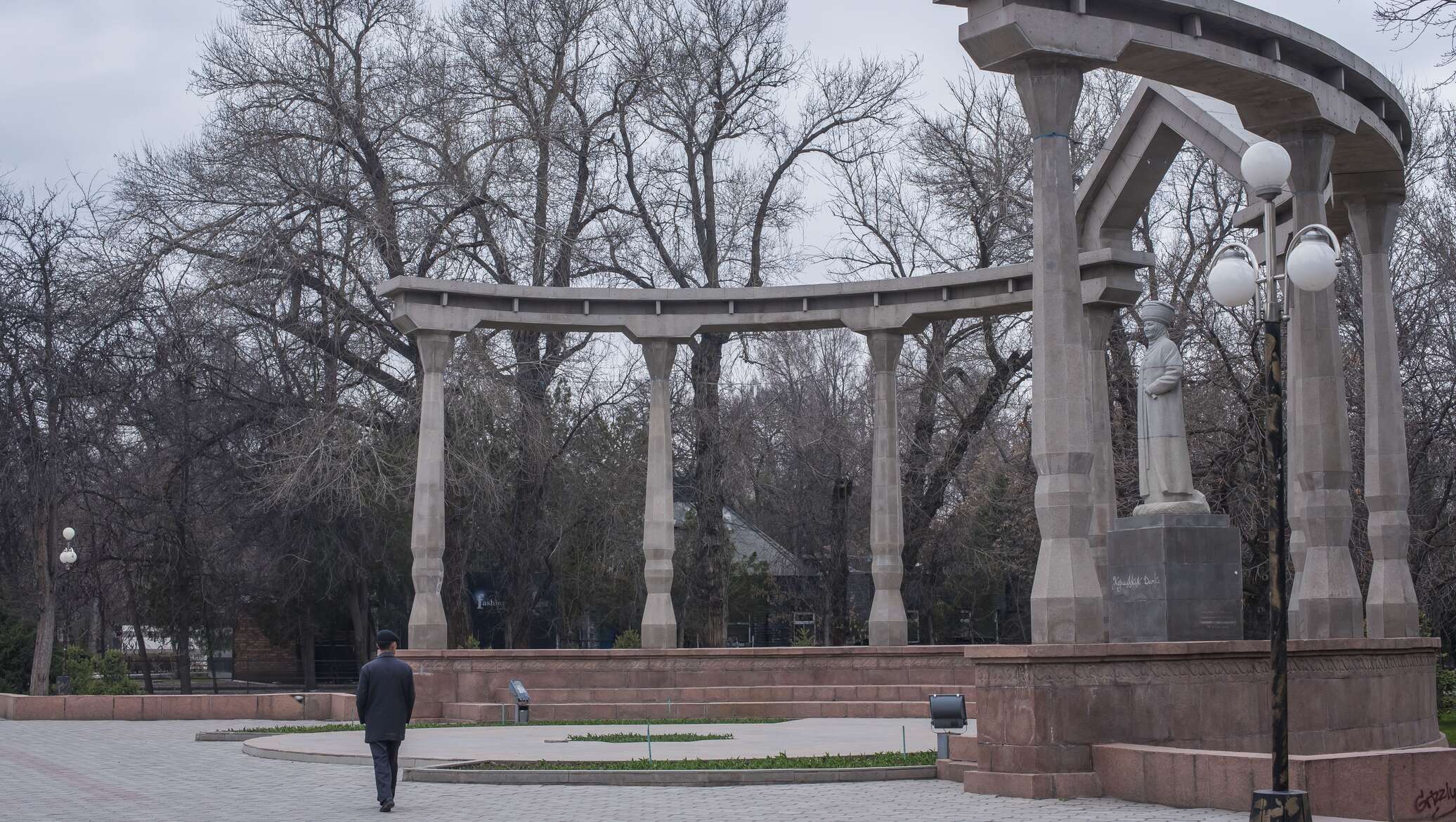 Курманджан Датка памятник. Памятник Курманжан датке в Бишкеке. Памятник Курманджан Датка Бишкек. Парк Ататюрк Бишкек.