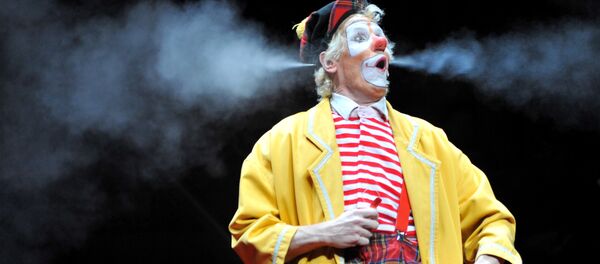 Клоун на арене цирка. Архивное фото Клоун на арене цирка. Архивное фото - Sputnik Кыргызстан
