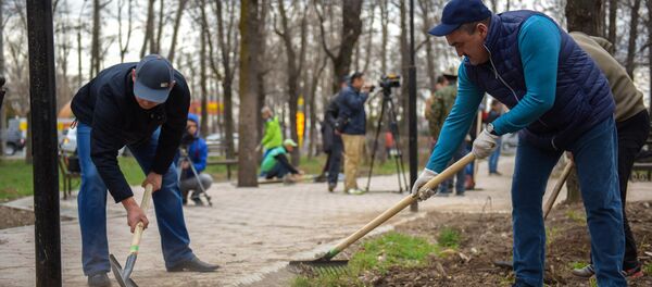 Общегородской субботник по санитарной очистке городской территории в Бишкеке - Sputnik Кыргызстан