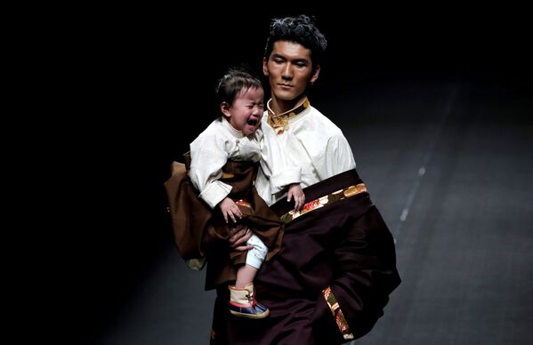 Пекинде Mercedes-Benz China Fashion Week мода жумалыгында тибеттик дизайнер AJ Namo өз коллекциясын тартуулады - Sputnik Кыргызстан