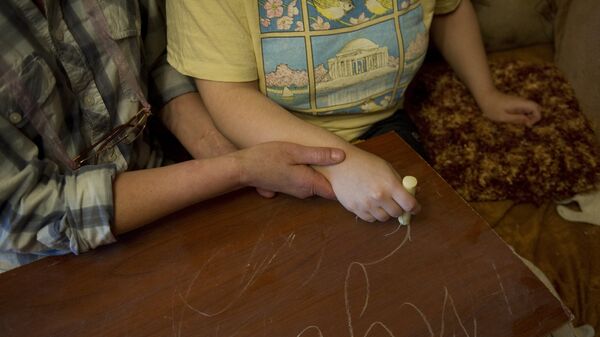Женщина занимается с ребенком. Архивное фото - Sputnik Кыргызстан