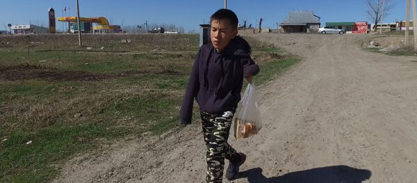 Эки колу жок Бейшебай телефондон шахмат ойноп, созолонто ырдайт - Sputnik Кыргызстан