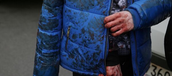 Мужчина в окровавленной куртке. Архивное фото Мужчина в окровавленной куртке. Архивное фото - Sputnik Кыргызстан