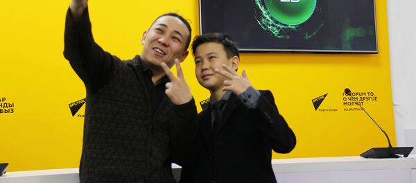 Участник шоу НТВ Ты – супер! Урмат Мырсаканов и эстрадный певец Кайрат Примбердиев в мультимедийном центре Sputnik Кыргызстан - Sputnik Кыргызстан