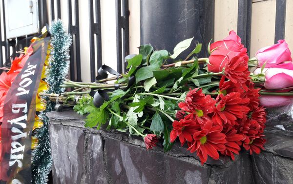 Кыргызстанцы с утра несут цветы к посольству России в Бишкеке, выражая соболезнования жертвам взрыва в Санкт-Петербурге - Sputnik Кыргызстан