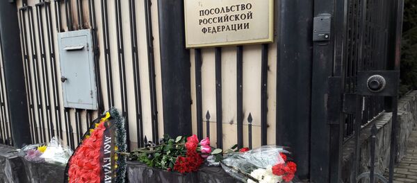 Цветы в память о погибших в метро Санкт–Петербурга к посольству России в Бишкеке - Sputnik Кыргызстан