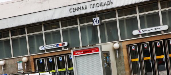 Сотрудники правоохранительных органов у станции метро Сенная площадь в Санкт-Петербурге, где произошел взрыв. Архивное фото Сотрудники правоохранительных органов у станции метро Сенная площадь в Санкт-Петербурге, где произошел взрыв. Архивное фото - Sputnik Кыргызстан