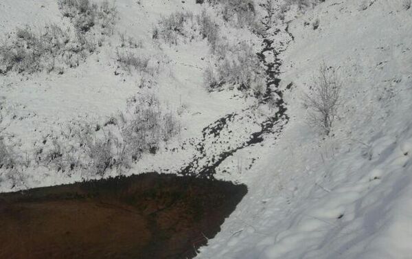 Согласно предварительной версии, дорога провалилась оттого, что вода из реки подмыла ее основание. - Sputnik Кыргызстан