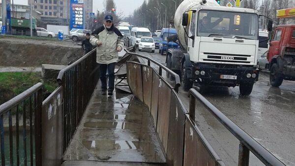 Сломанный мост на пересечении проспекта Чуй и улицы Ауэзова - Sputnik Кыргызстан