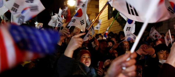 Сторонники вытесненного лидера Южной Кореи Пак Кын Хе - Sputnik Кыргызстан