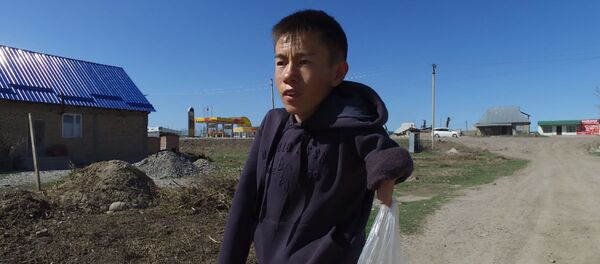 Поет и помогает бабушке — как живет без рук 18-летний Бейшебай - Sputnik Кыргызстан