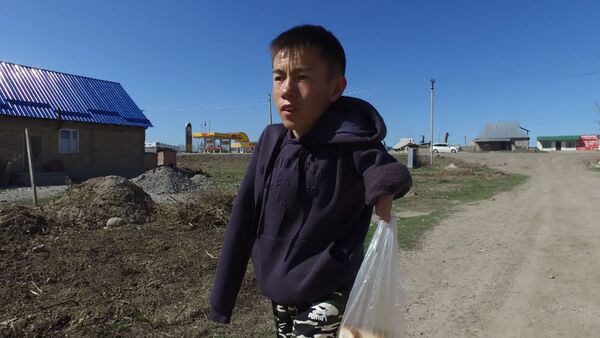 Поет и помогает бабушке — как живет без рук 18-летний Бейшебай - Sputnik Кыргызстан