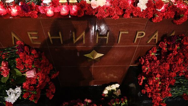 Цветы в память о погибших в метро Санкт–Петербурга - Sputnik Кыргызстан