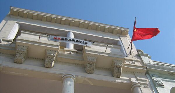 Если идти по набережной Малекон в сторону Старой Гаваны, можно наткнуться на флаг Советского Союза, развевающийся над типичным для кубинской столицы зданием. - Sputnik Кыргызстан