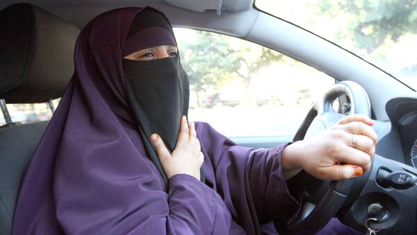 Женщина в хиджабе за рулем автомобиля. Архивное фото - Sputnik Кыргызстан