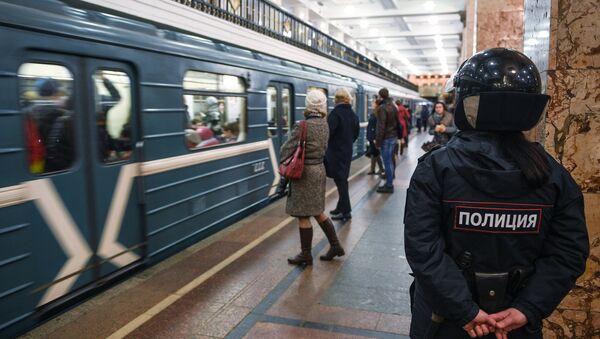 Сотрудник полиции на станции метро. - Sputnik Кыргызстан