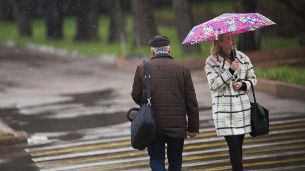 Люди идут по улице во время дождя. Архивное фото - Sputnik Кыргызстан
