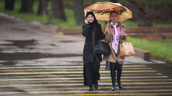 Девушки идет во время дождя. Архивное фото - Sputnik Кыргызстан