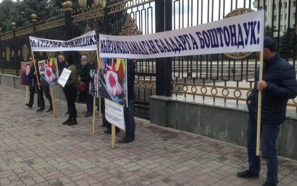 В Бишкеке у здания Жогорку Кенеша проходит митинг в поддержку экс-депутата Садыра Жапарова, главное требование собравшихся — обеспечить безопасность арестованному - Sputnik Кыргызстан
