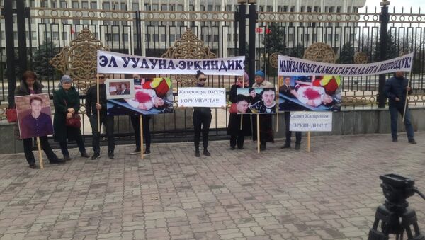 Митинг в поддержку экс-депутата Садыра Жапарова у здания Жогорку Кенеша - Sputnik Кыргызстан