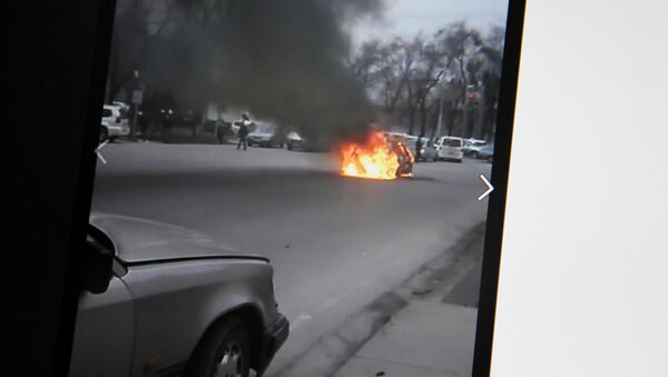 Автомобиль горит на проспекте Манаса в Бишкеке, фото со страницы Facebook пользователя Тилек Алыбеков - Sputnik Кыргызстан