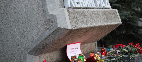 Цветы в память о погибших в метро Санкт–Петербурга - Sputnik Кыргызстан