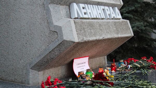 Цветы в память о погибших в метро Санкт–Петербурга - Sputnik Кыргызстан