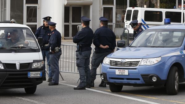 Итальянская полиция на франко-итальянской границе в Ментоне - Sputnik Кыргызстан
