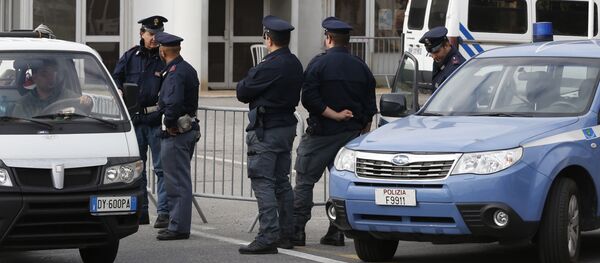 Итальянская полиция на франко-итальянской границе в Ментоне - Sputnik Кыргызстан