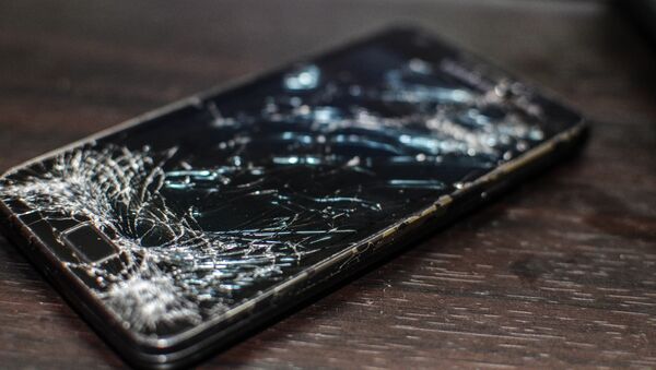 Разбитое стекло телефона - Sputnik Кыргызстан