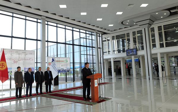 Премьер-министр Сооронбай Жээнбеков сегодня, 6 апреля, принял участие в открытии обновленного аэровокзального комплекса международного аэропорта Ош - Sputnik Кыргызстан