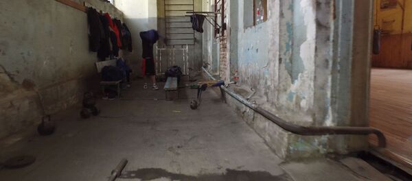 Тешилген пол, шыбагы түшкөн дубал. Улуттук курама команда машыккан бокс залы - Sputnik Кыргызстан