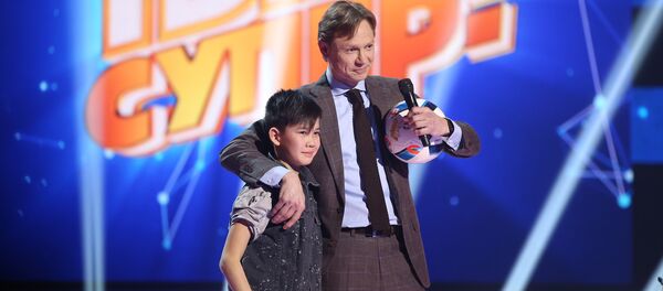 Футболист Валерий Карпин и участник шоу Ты супер Урмат Мырсаканов - Sputnik Кыргызстан