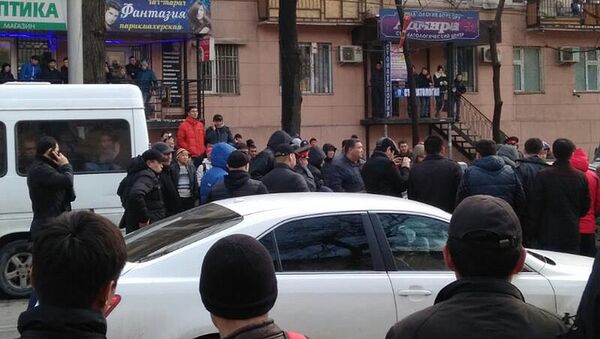 Кадры задержания участкового возле Ошского рынка - Sputnik Кыргызстан