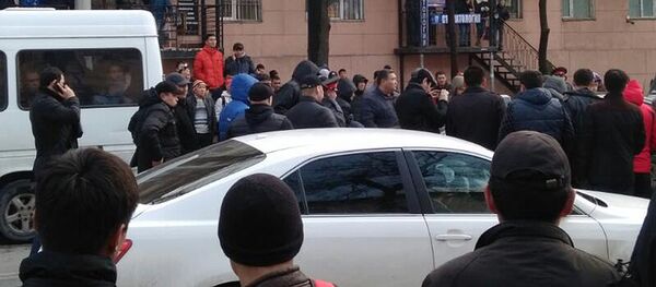 Кадры задержания участкового возле Ошского рынка - Sputnik Кыргызстан