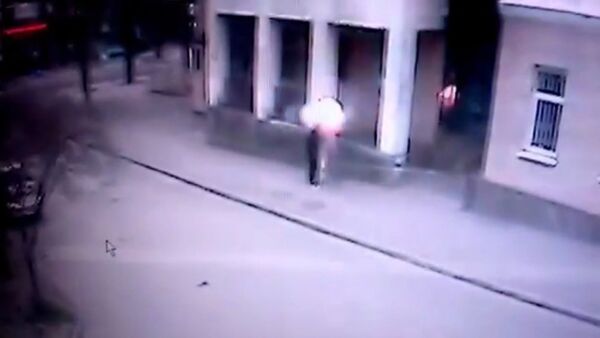 Взрыв у школы в Ростове-на-Дону сняла камера видеонаблюдения - Sputnik Кыргызстан