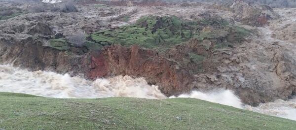 Базар-Коргон районундагы Талды-Булак айыл аймагында жер көчүп, дарыя суусун бөгөп калган - Sputnik Кыргызстан
